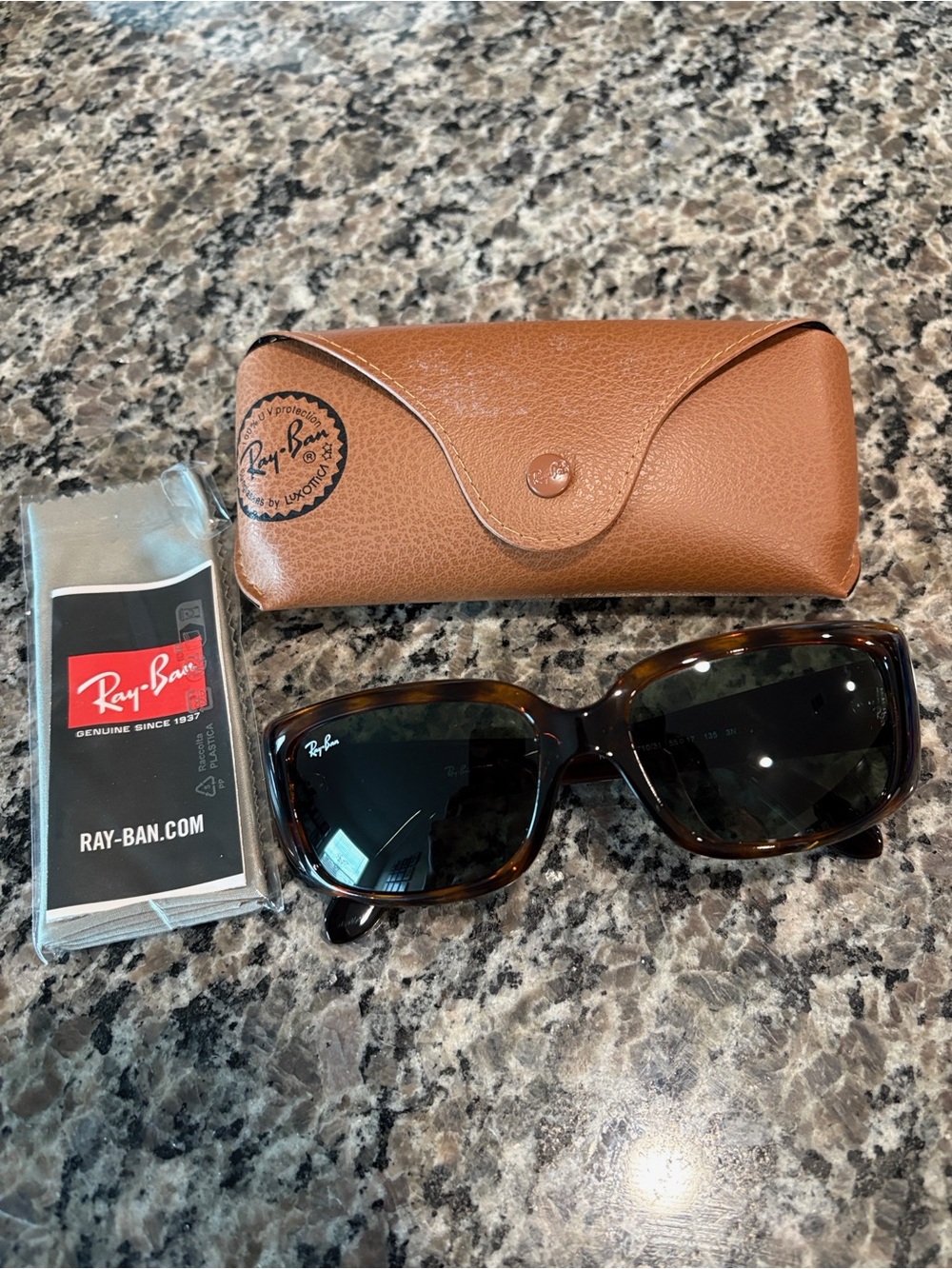 Ray-Ban Women’s Tortoiseshell Frame Sunglasses W/ Case NWT